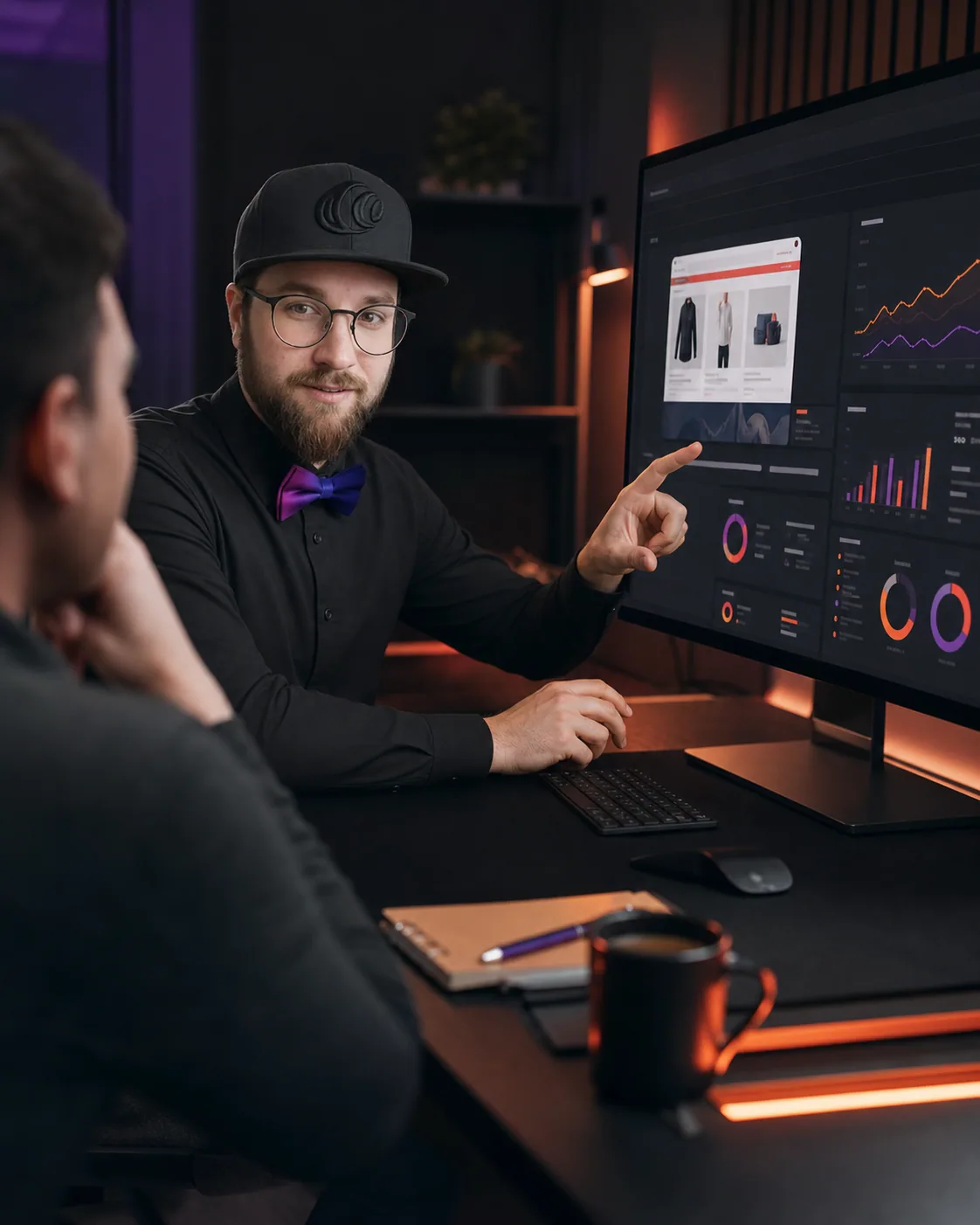 Philipp Flues bespricht digitale Performance mit einem Kunden